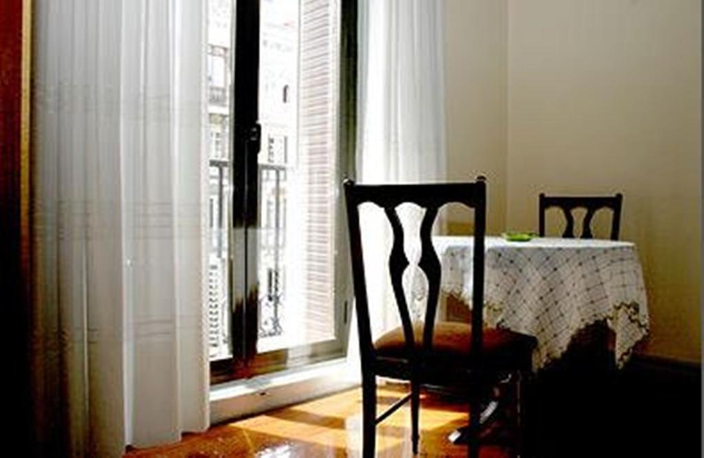Hostal Delfina Мадрид Экстерьер фото