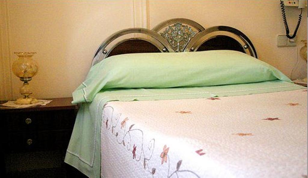 Hostal Delfina Мадрид Номер фото
