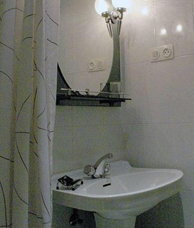 Hostal Delfina Мадрид Номер фото